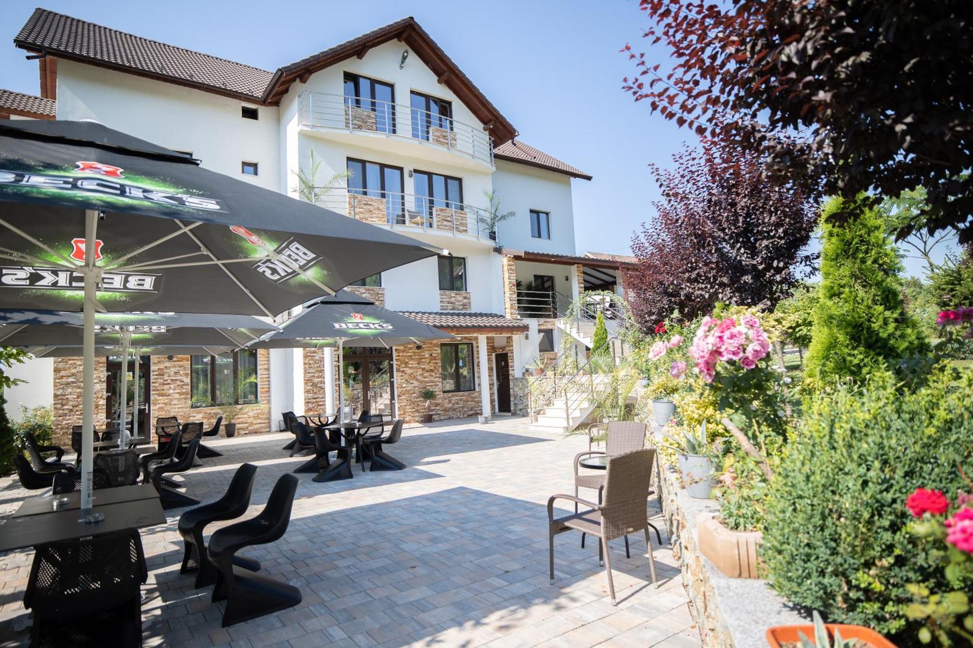 Hotel Rem Garden Novaci-Străini Esterno foto